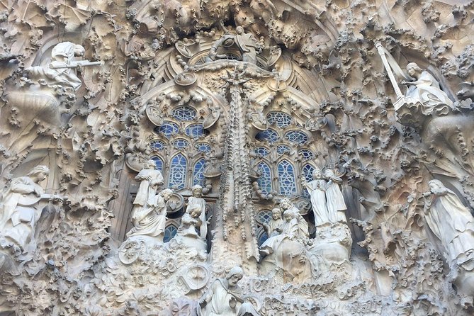 Barcelona: Highlights of Sagrada Familia Max 6 People Guided Tour - Dress Code for Entry: Shoulders and Knees Covered