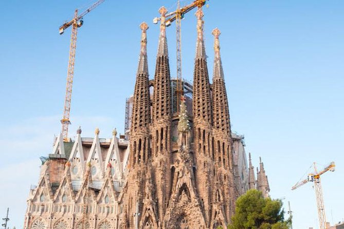 Barcelona: Highlights of Sagrada Familia Max 6 People Guided Tour - Meeting Point at Av. de Gaudí: Get Oriented Fast