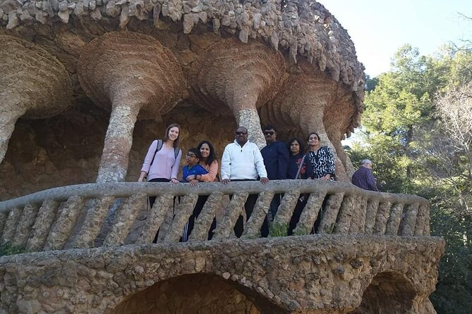 Barcelona Highlights Private Guided Tour - Getting Your Bearings Fast From Montjuic to Sagrada Familia
