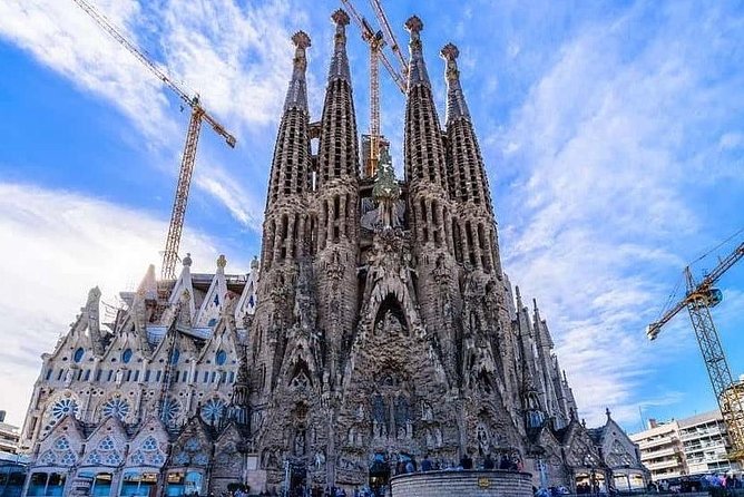 Barcelona Highlights Private Guided Tour - Passeig de Gracia, the Block of Disagreement, and Quick Boutique Views