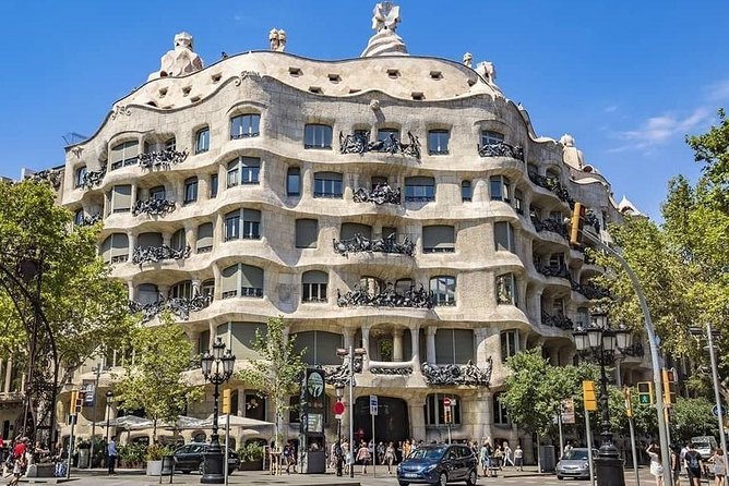 Barcelona Highlights Private Guided Tour - Casa Mila, La Pedrera: Another Gaudi Exterior Moment