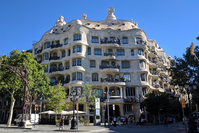 Barcelona Highlights Private Tour in a chauffeured Mercedes-Benz - Passeig de Gràcia exteriors: Casa Batlló and La Pedrera in 10-minute snapshots