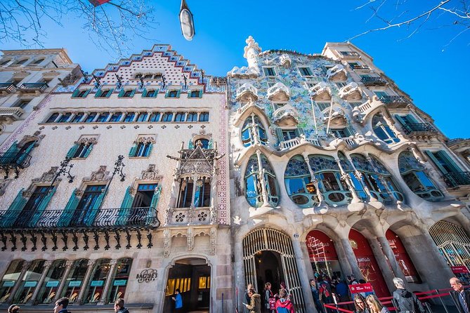 Barcelona Highlights Private Tour with Driver and Official Guide - Stop 2: Mercat de la Boqueria, market energy in 30 minutes