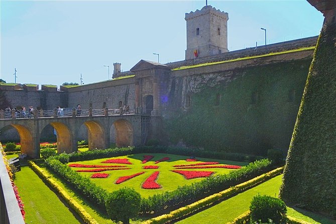 Barcelona Highlights Private Tour with Port or Hotel Transfers - Old Town flavor: Plaza de Catalunya, the Cathedral, and Barri Gòtic