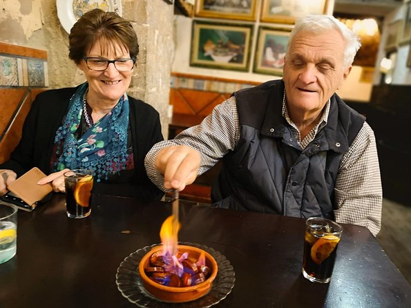 Barcelona Highlights & Secrets Private Tour with Tapa & Drink - Barri Gòtic and Barcelona Cathedral: reading medieval streets