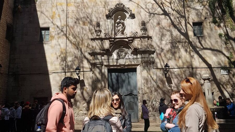Barcelona Highlights Small Group Half-Day Tour with Pickup - Plaça Espanya and the Magic Fountain zone