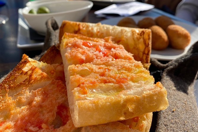 Barcelona Historic Walking Tour and Food Experience - The food and drink stops: built-in lunch breaks without the scramble