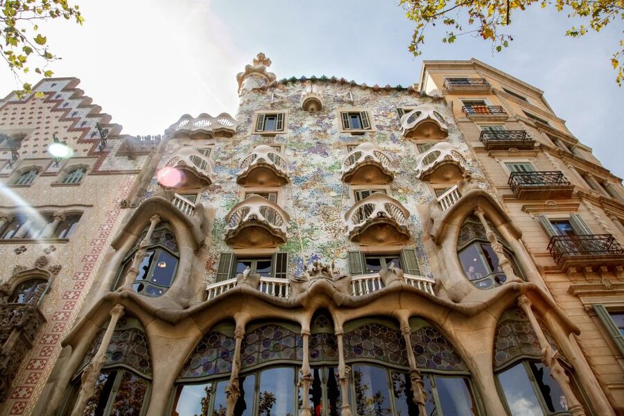 Barcelona Historical 3-Hour Bike Tour - Arc de Triomf: a calmer sightline before Gaudi’s big moments
