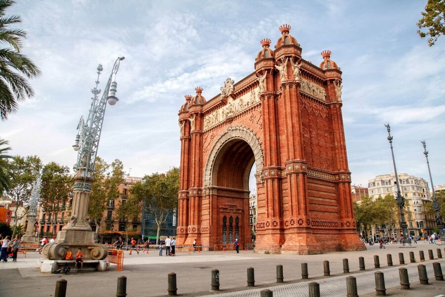 Barcelona Historical 3-Hour Bike Tour - Sagrada Familia, Casa Batllo, and La Pedrera: the Gaudi payoff section