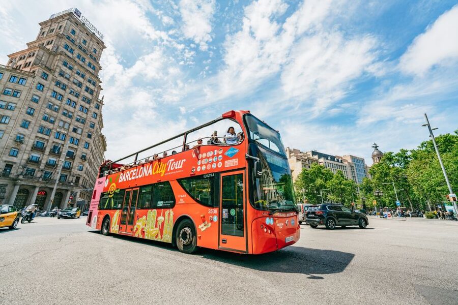 Barcelona: Hop-On Hop-Off Bus & Aquarium Tour - Green Route Sights: Barceloneta, Beach Promenades, Sant Pau, Park Güell, Casa Batlló