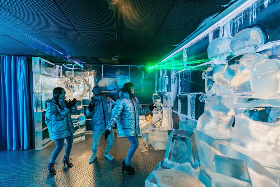 Barcelona: Icebar experience, located at the beach !! - Ice sculptures, lighting, and music: the vibe in the room