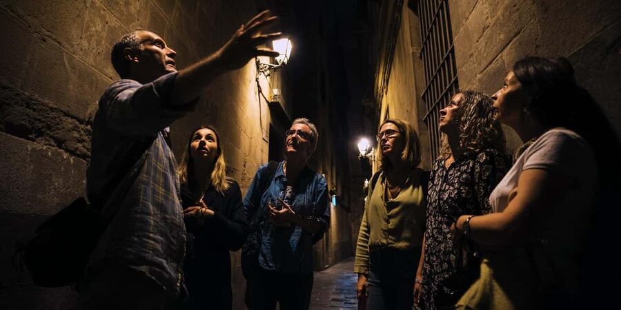 Barcelona: Killers, Witches & Inquisition Old Town (day/eve) - Meeting by Plaça de Catalunya and the white-umbrella spot