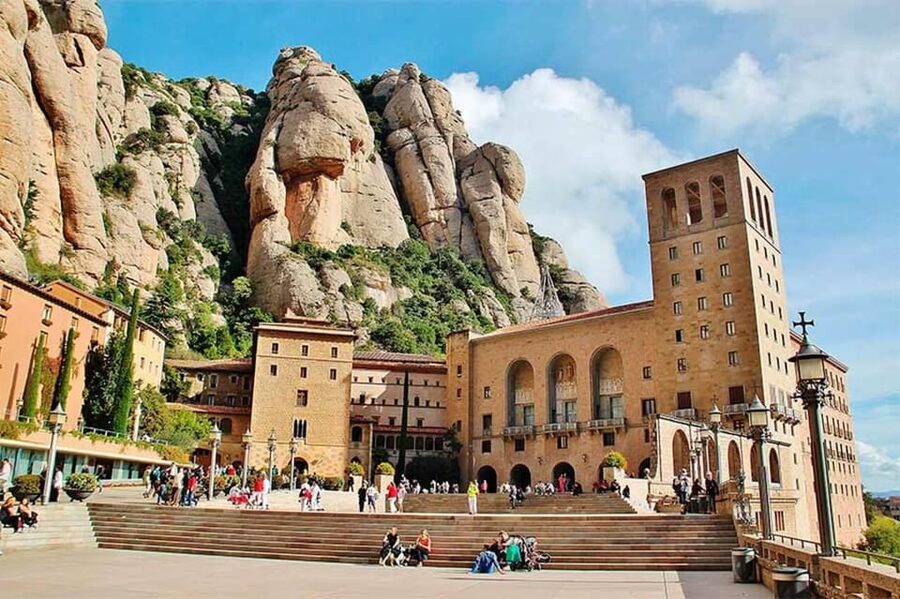 Barcelona: Monserrat, Castle and Salt Private Tour - Lunch With a View, Then Cardona Castle