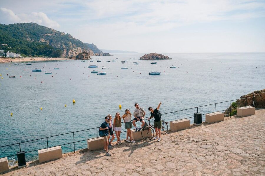 Barcelona: Montserrat, Girona & Costa Brava Guided Day Trip - What Girona feels like when you walk old stones with a guide