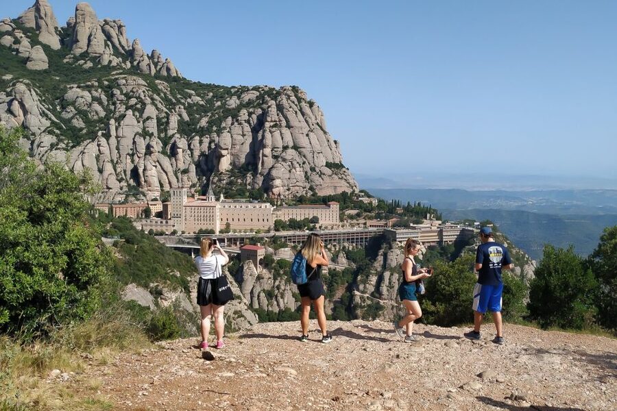 Barcelona: Montserrat Monastery & Hiking Off the Beaten Path - Practical Tips I’d Follow to Enjoy the Day