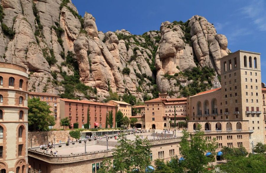 Barcelona: Montserrat & Sagrada Familia Guided Tour - Why Montserrat plus Sagrada Familia in one day actually makes sense