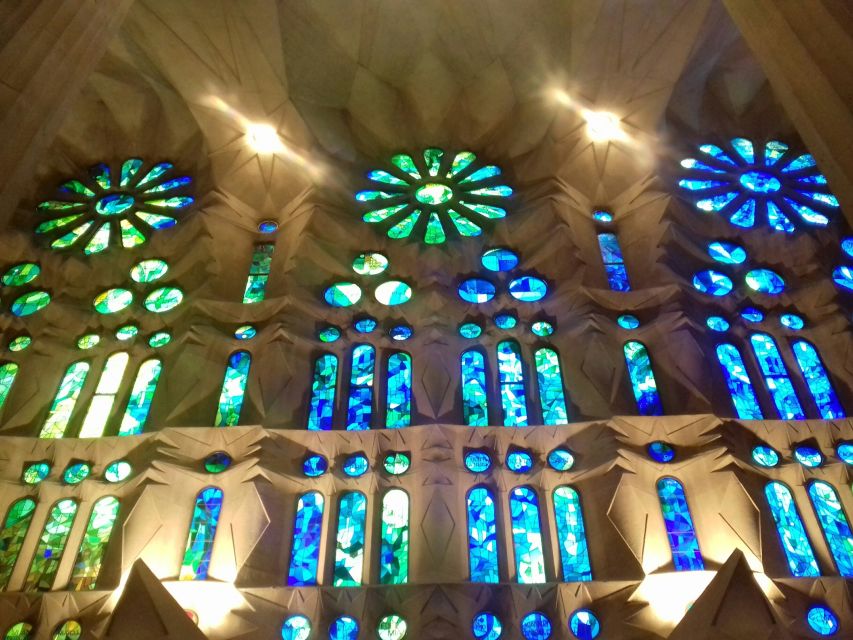 Barcelona: Montserrat & Sagrada Familia Guided Tour - Sagrada Familia: what the guide helps you notice in the unfinished basilica