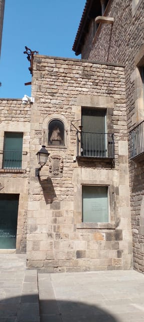 Barcelona: Mystical Walking Tour in the Gothic Quarter - Gothic Quarter photo stop and the “look differently” approach