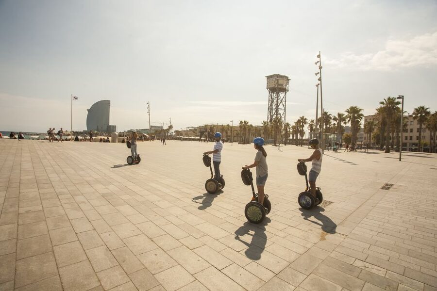 Barcelona: Old Port and Gothic Quarter Guided Segway Tour - Group size, pace, and why the one-hour format feels efficient