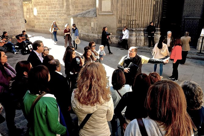 Barcelona Old Town & Gothic Quarter Small Group Tour - Barcelona Cathedral and Santa Maria del Mar: what you’ll see without paying twice