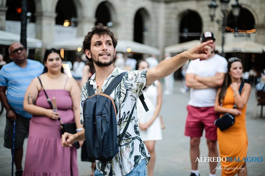 Barcelona: Old Town Guided Walking Tour - Why the Gothic Quarter tour is a smart first day in Barcelona