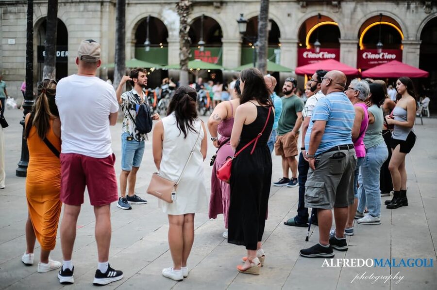Barcelona: Old Town Guided Walking Tour - Starting at Travellers Nest Bar, and why that matters