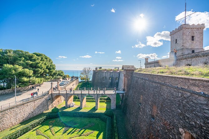 Barcelona: Old Town, Montjuic Castle, Cable Car Small Group Tour - Montjuïc Castle: fortress history and big perspective