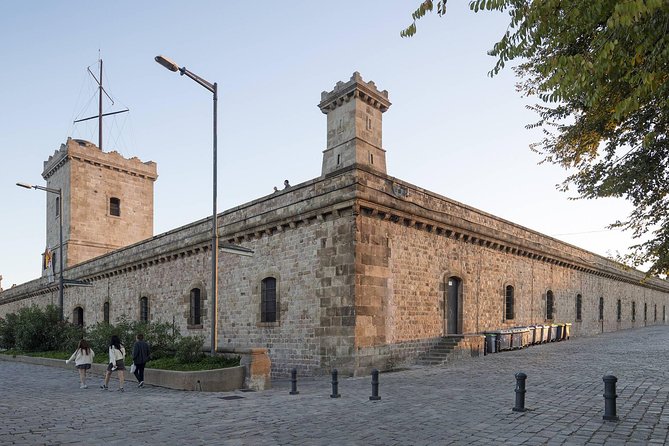 Barcelona: Old Town, Montjuic Castle, Cable Car Small Group Tour - Parc de Montjuïc: 360-degree views and a mountains-if-possible bonus