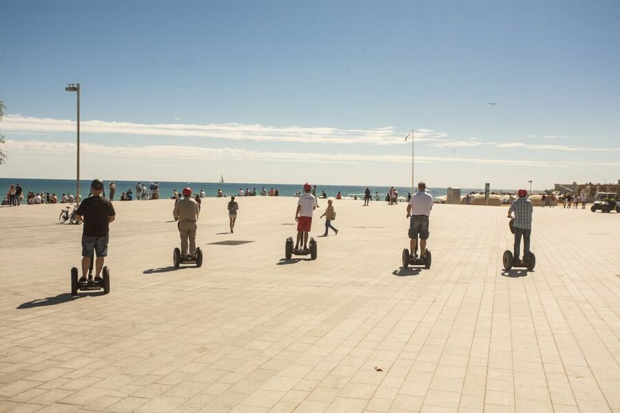 Barcelona: Old Town & Seafront Segway Tour - Group size, comfort, and why the guides make or break the tour