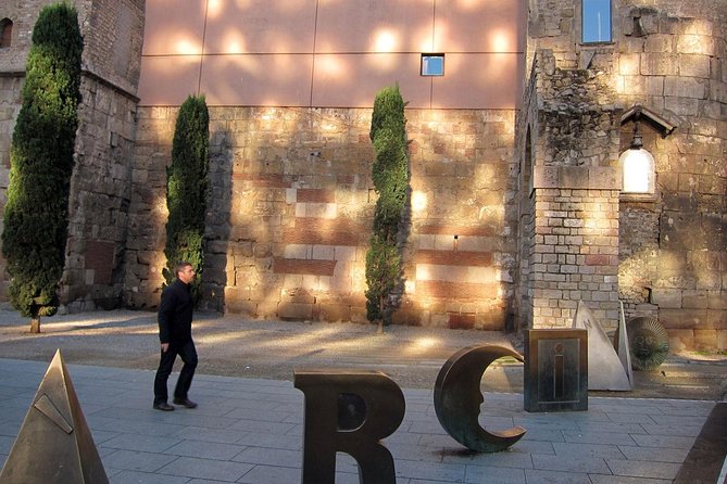 Barcelona Old Town walking tour with official guide - Barcelona Cathedral: Quick Look Plus Your Choice to Pay
