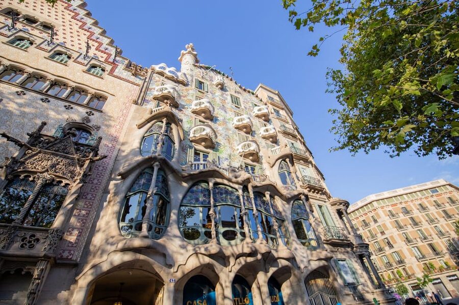 Barcelona: Old Town Walking Tour with Optional Casa Batlló - Shoes, Stairs, and Who Should Rethink This Tour