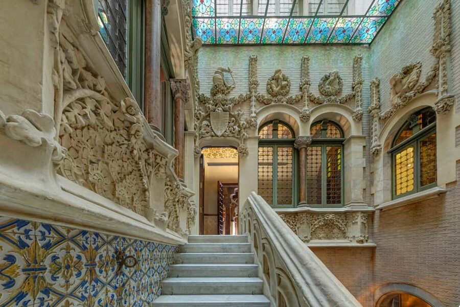 Barcelona: Palau Baró de Quadras Tickets and Guided Tour - What the Guided Tour Does Well in Real Life
