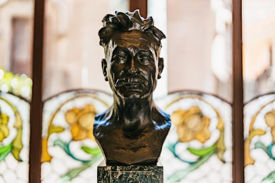 Barcelona: Palau de la Música Guided Tour - The grand staircase: where the detail does the talking