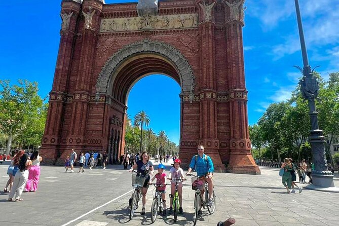 Barcelona Panoramic Escooter or E-Bike Tour - Parc de la Ciutadella: green space with a fountain and boat lake