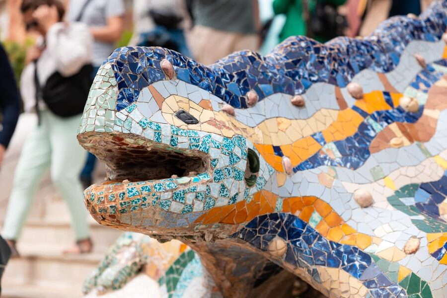 Barcelona: Park Güell Guided Tour with Fast-Track Access - What the 75-minute guided walk actually covers
