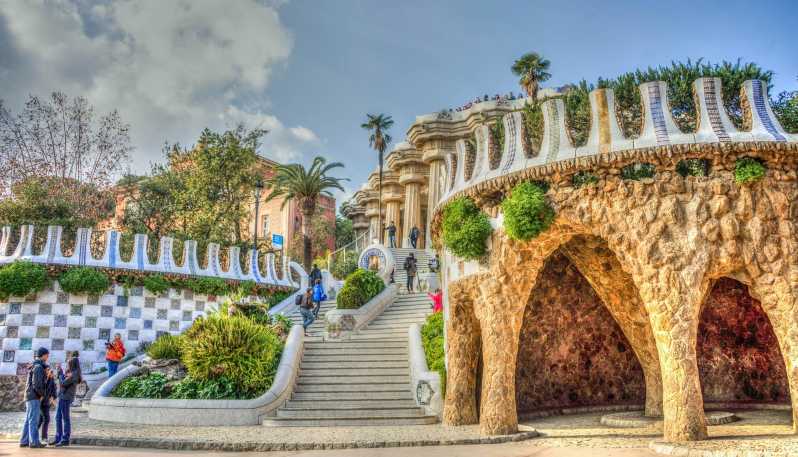 Barcelona: Park Güell Guided Tour - Park Güell in about an hour, with small-group pacing that works