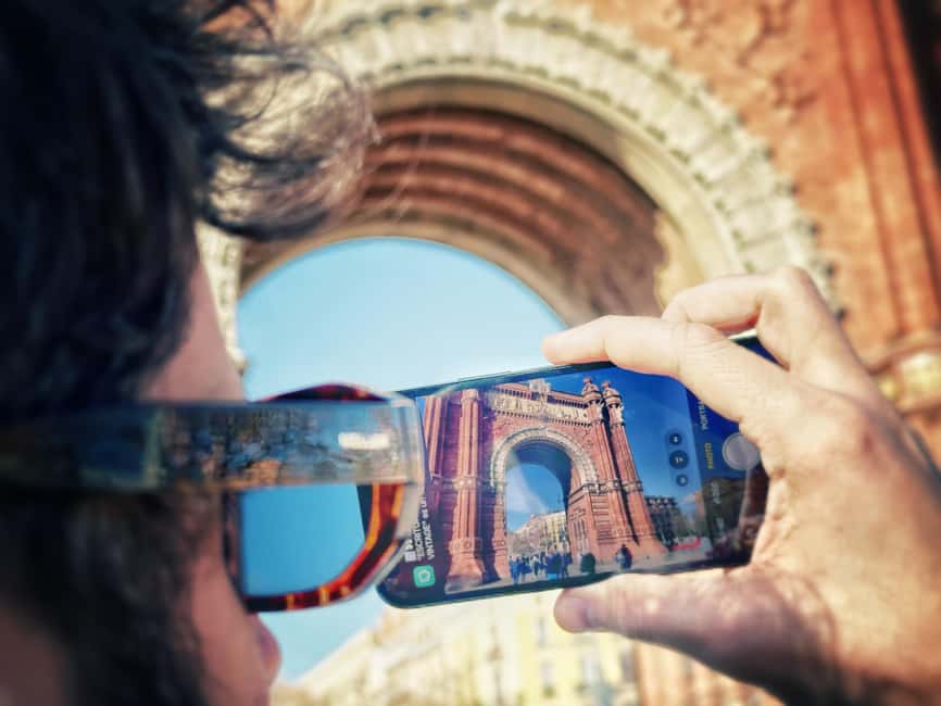 Barcelona: Phone Photography Tips & Tricks - Park & Old Town - Finding your guide under the Arc de Triomf umbrella