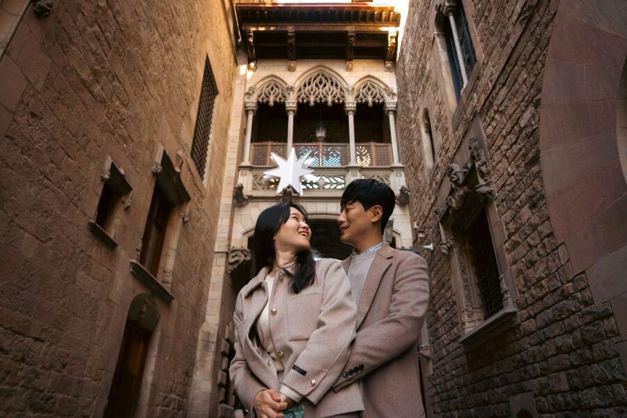 Barcelona Photo Experience: famous landmarks or the beach! - The Gothic Quarter stop: moody lanes and close-up character