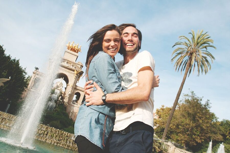 Barcelona: Photoshoot Tour Old Town - Pose coaching that turns nerves into natural photos