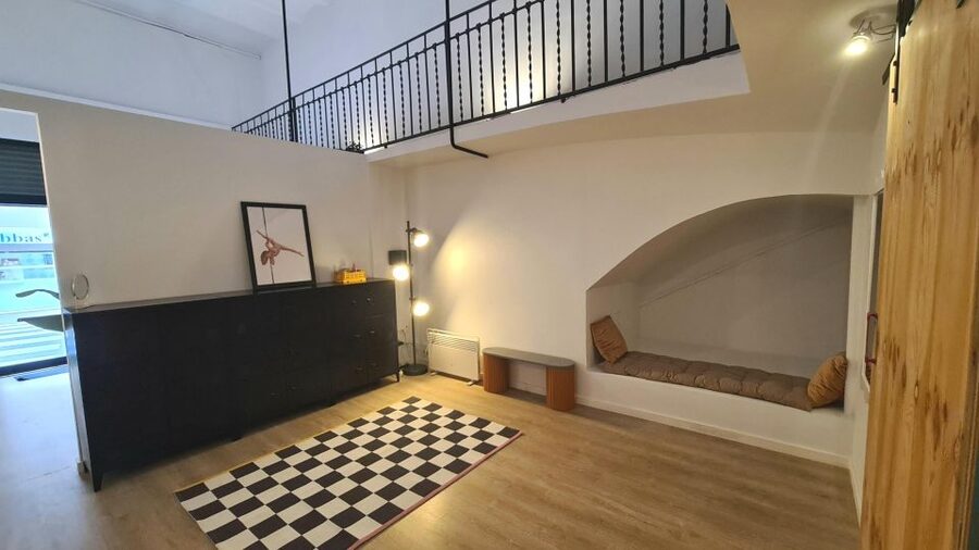 Barcelona: Pole Dancing Class - Private group up to 15: why this size works