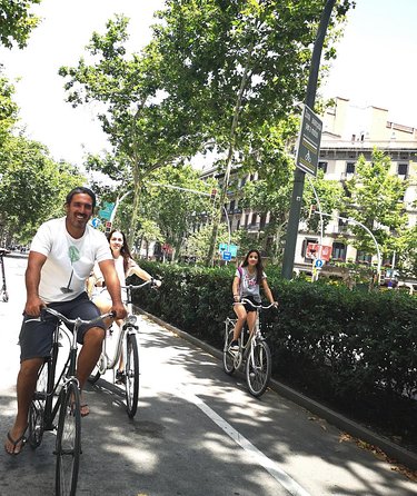 Barcelona: Private Bike/eBike Tour & Sagrada Familia Tickets - Casa Milà and Casa Batlló: the Gaudí wow factor, organized