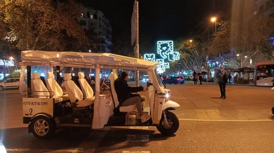 Barcelona: Private Christmas Lights Tour by Eco Tuk Tuk - Comfort in winter: blankets, rain covers, and vehicle limits