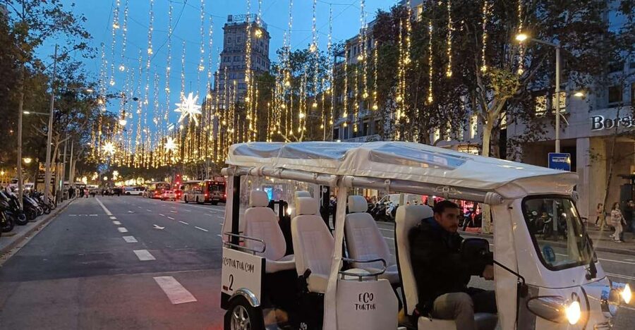 Barcelona: Private Christmas Lights Tour by Eco Tuk Tuk - Why this electric tuk tuk beats a crowded bus for Christmas lights
