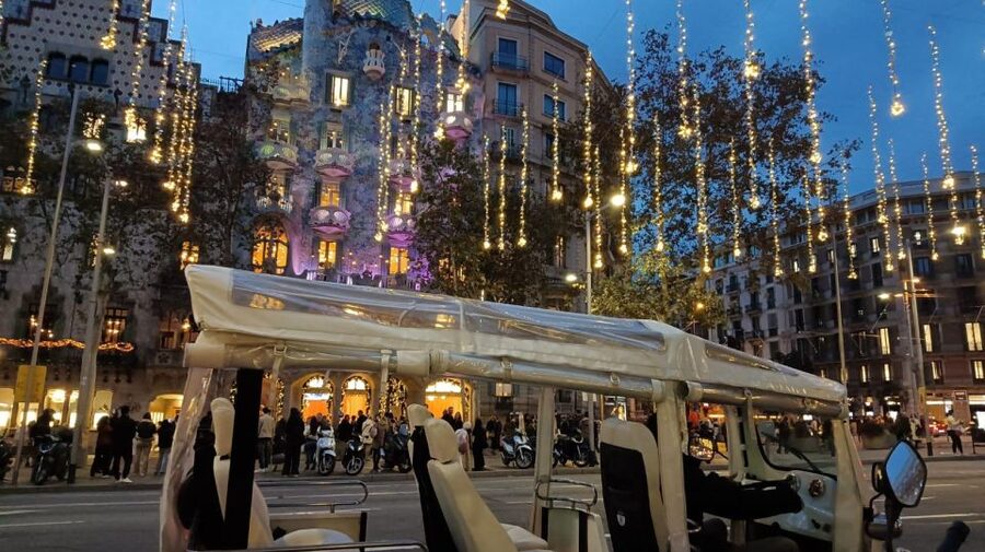 Barcelona: Private Christmas Lights Tour by Eco Tuk Tuk - Passeig de Sant Joan to the Arc de Triomf: the lights start strong