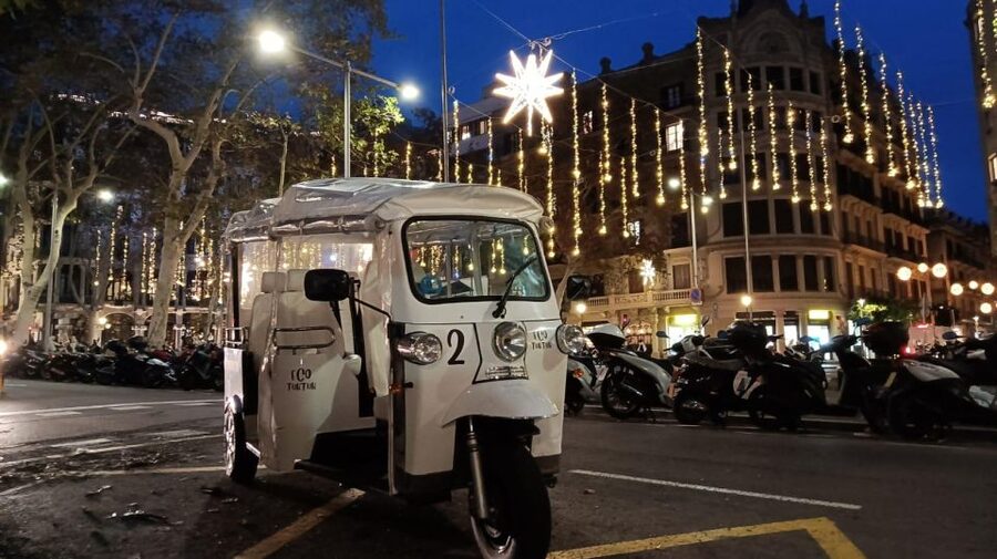 Barcelona: Private Christmas Lights Tour by Eco Tuk Tuk - Passeig de Gràcia and Plaça de Catalunya: where the holiday energy peaks
