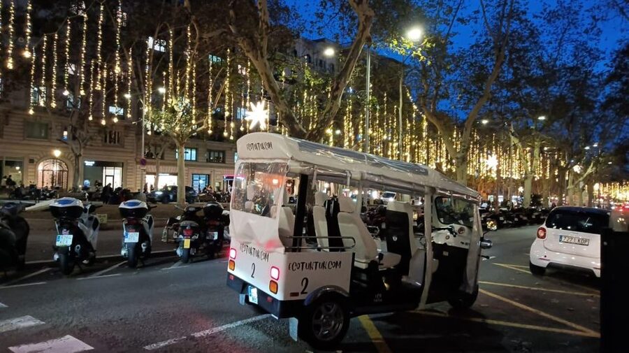 Barcelona: Private Christmas Lights Tour by Eco Tuk Tuk - Palau Robert and the Eixample angles you will remember