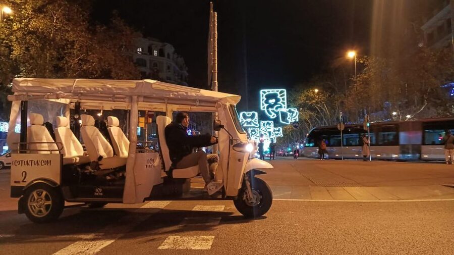 Barcelona: Private Christmas Lights Tour by Eco Tuk Tuk - Back toward Carrer de Casp 13: the tour ends while you still want more