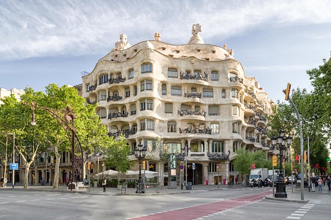 Barcelona Private City Tour (Top Attractions + Pick-up) - Sagrada Família Facades, What You Get in 1 Hour Without Entry
