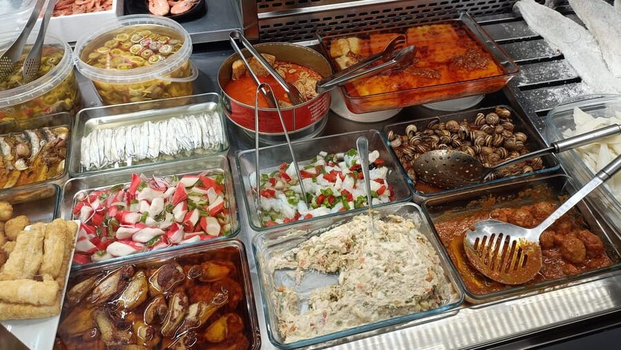 Barcelona private Family-Friendly Cultural & Food Tour - Tapas in Barcelona, choosing what you want to taste