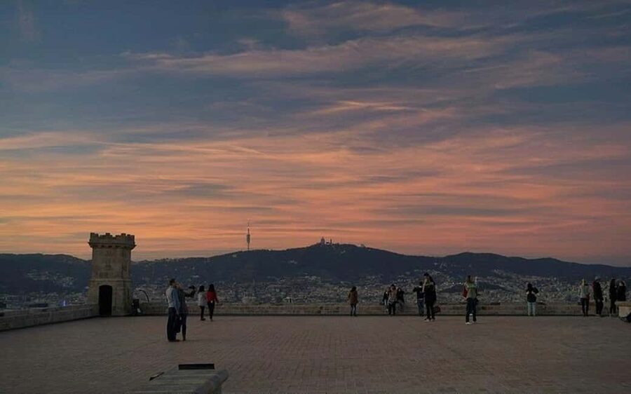 Barcelona: Private Half-Day Sightseeing Tour with a Local - Las Ramblas and the Gothic Quarter: a taste of the lived-in city
